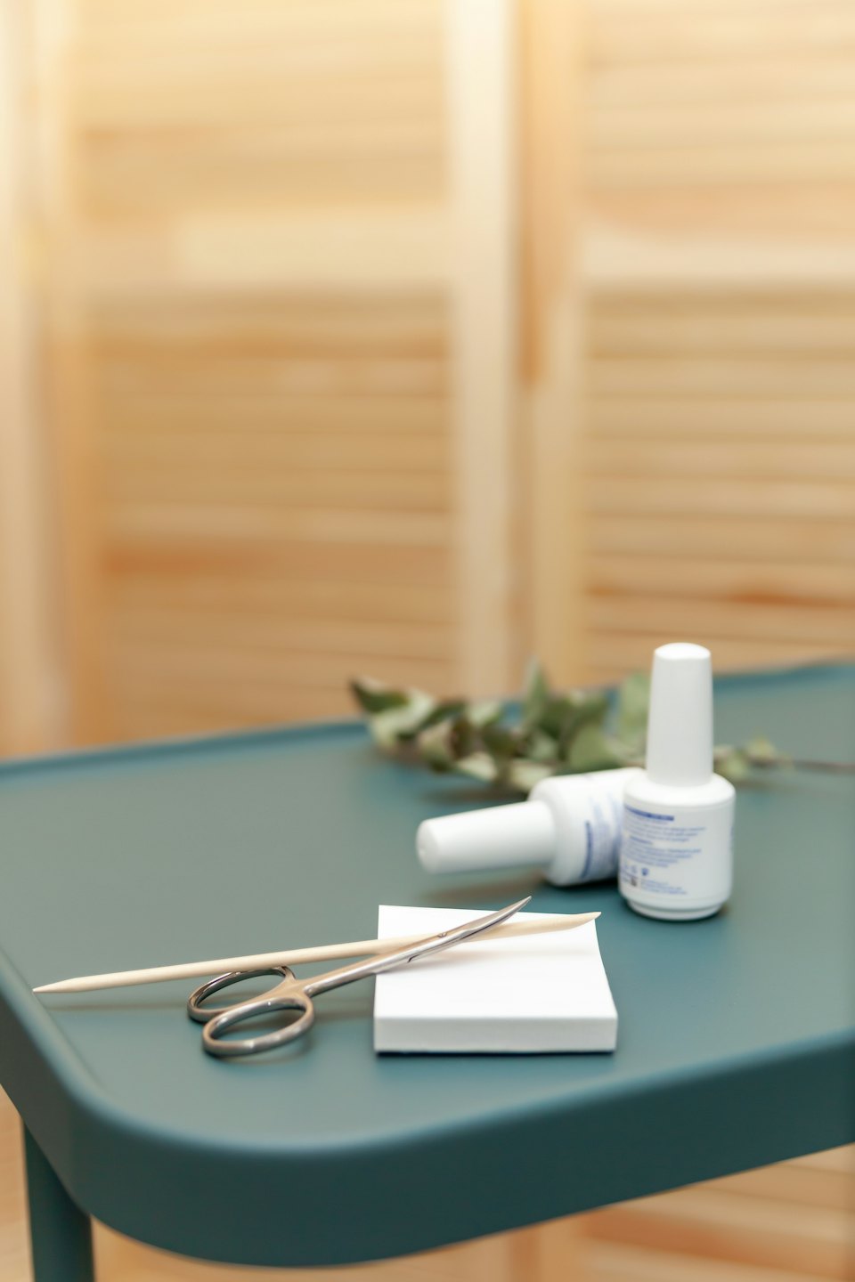 Attrezzi per manicure disposti ordinatamente su un tavolo con smalto per unghie.
